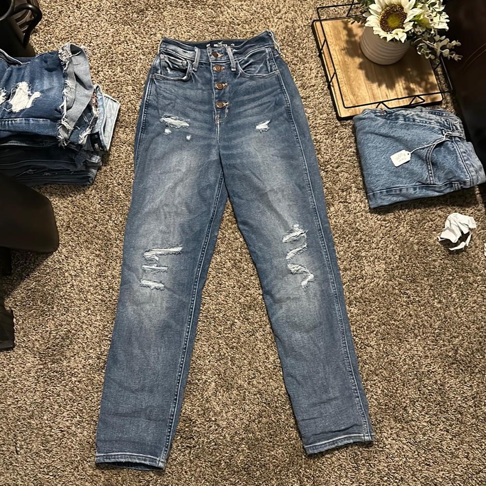 Hollister Ultra High-Rise Mom Jeans